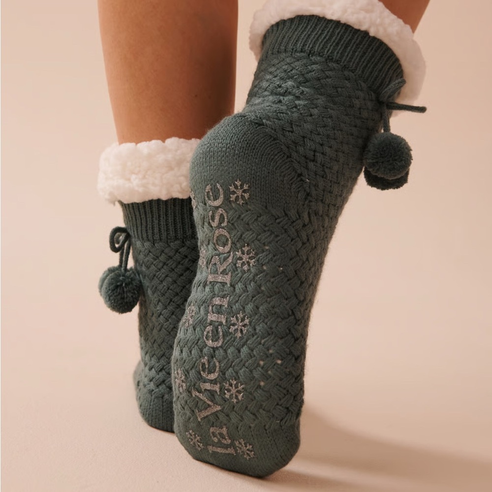 Pompom Knit and Sherpa Socks | 𝐥𝐚 𝐕𝐢𝐞 𝐞𝐧 𝐑𝐨𝐬𝐞